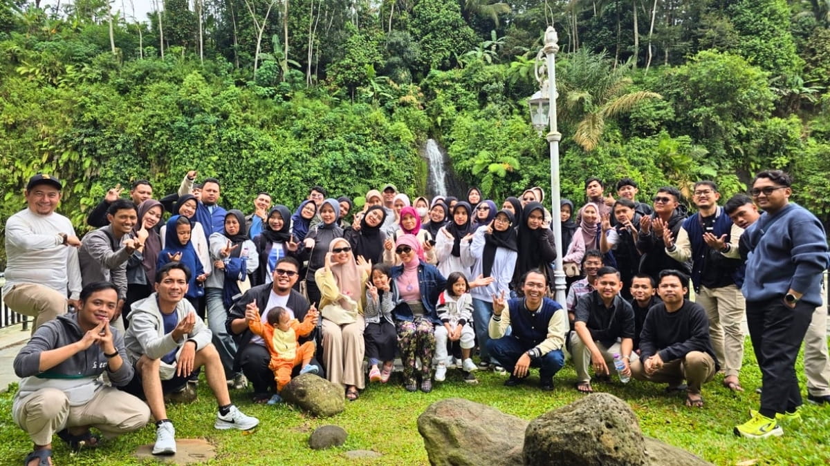 Siswa Priority Group belajar bersama di kelas — Shaping Futures, Empowering Generations